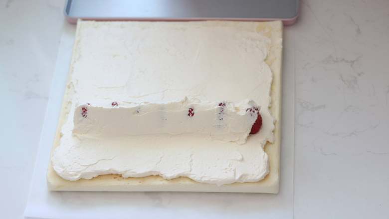 内外兼修的治愈系草莓天使蛋糕卷,23.草莓与草莓之间的空隙处用奶油填满，不然卷好切开会不贴合