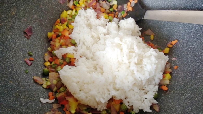 菠萝虾仁炒饭,放入其他蔬菜炒熟后，放蒸好的米饭
