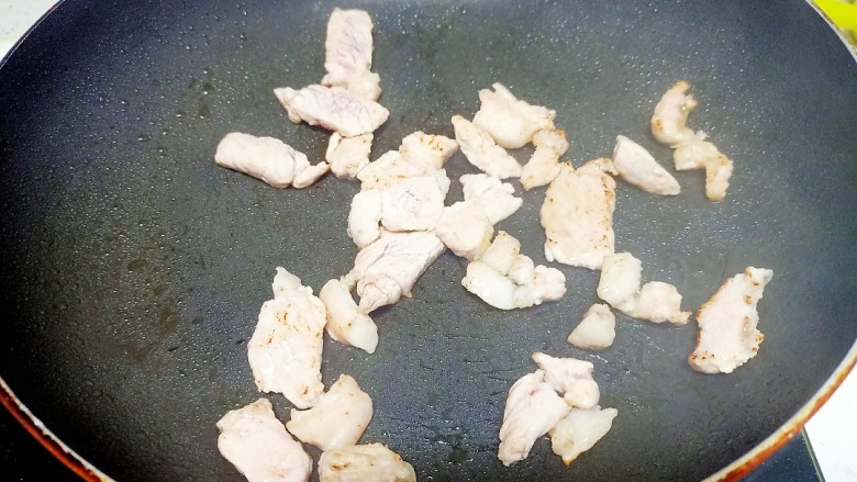 猪肉豆腐黄豆芽焖粉条,锅中放入适量油，炒至猪肉变色