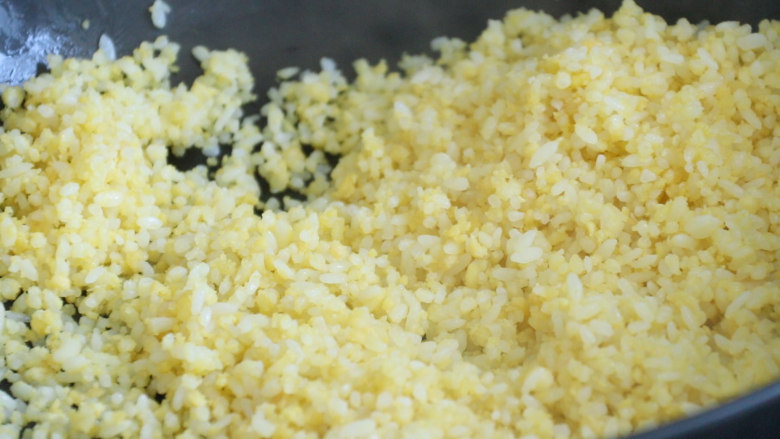 菠萝虾仁饭,嗯～喷香的黄金炒饭，每一粒米饭上都裹着鸡蛋🥚