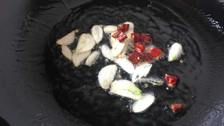 爆炒卷心菜,锅里放入适量的油，爆香大蒜和辣椒
