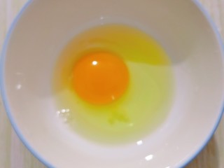 油麦菜鸡蛋汤营养丰富又好吃啊！,鸡蛋打入碗里