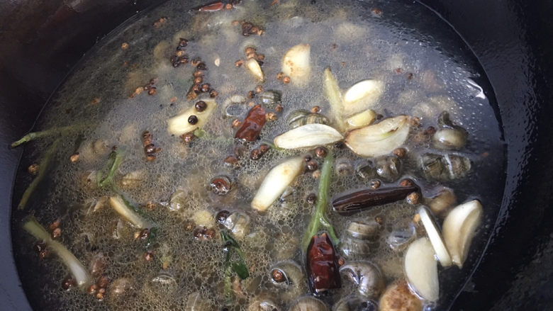 麻辣田螺,加入适量的开水，田螺一定要烧熟，最好还是加水多煮一会儿，一定要熟透