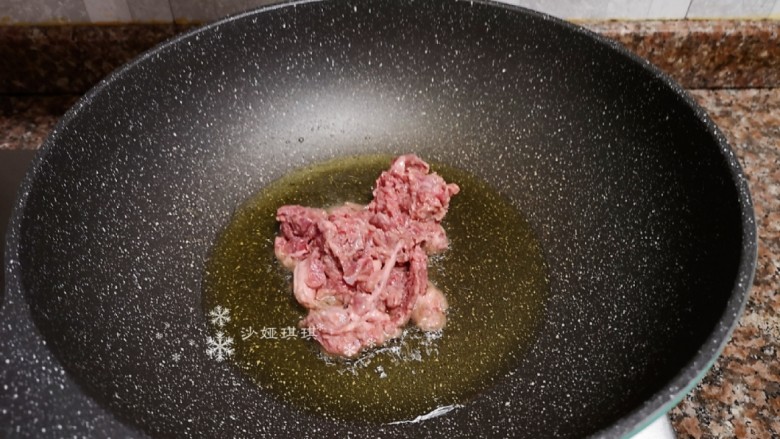杏鲍菇炒牛肉,放入牛肉快速翻炒至变色断生立即铲出。