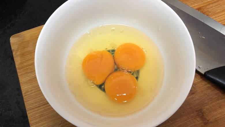 菠菜木耳炒鸡蛋➕绿槐阴里黄莺语,鸡蛋打入碗中