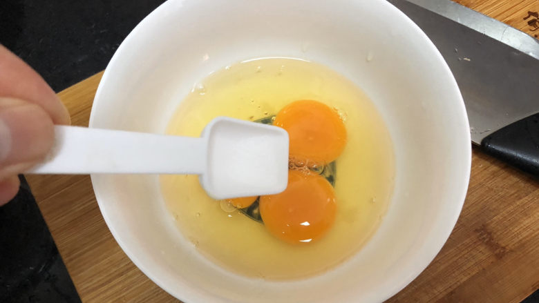 菠菜木耳炒鸡蛋➕绿槐阴里黄莺语,加少许食盐，让鸡蛋有个底味