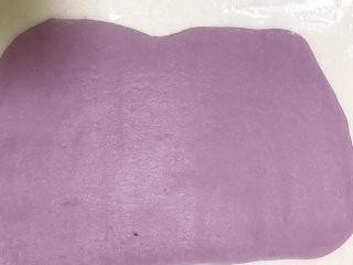 紫薯双色馒头,将紫色面团擀成长方形薄片