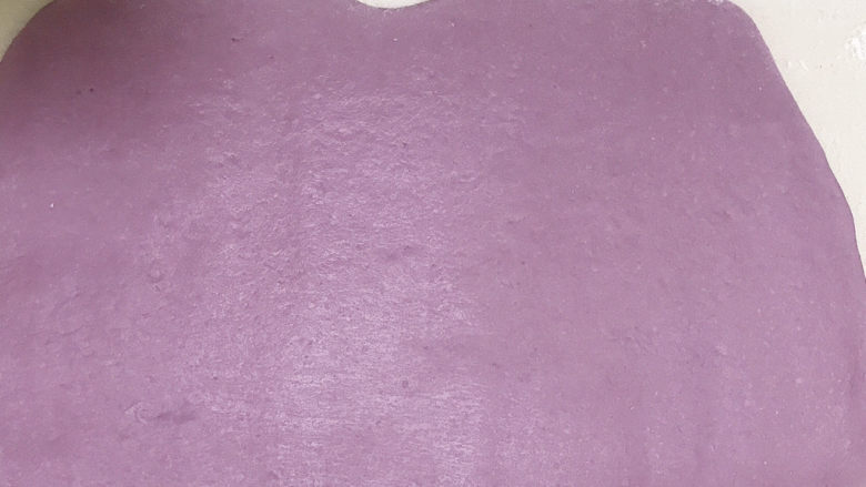 紫薯双色馒头,将紫色面团擀成长方形薄片