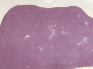 紫薯双色馒头,紫色面皮放在白色面皮上面