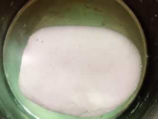 紫薯双色馒头,揉成光滑面团放在温暖的地方进行发酵