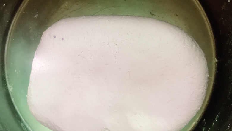 紫薯双色馒头,揉成光滑面团放在温暖的地方进行发酵