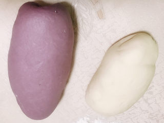 紫薯双色馒头,两个面团都取出揉搓排气