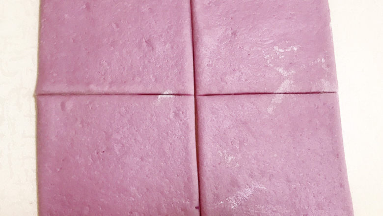 紫薯双色馒头,切成大约10cm*8cm的块