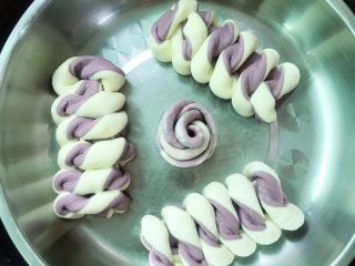 紫薯双色馒头,放入锅中进行二次发酵