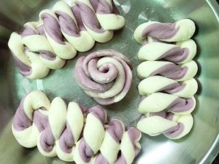 紫薯双色馒头,发酵至2倍大时大火烧开蒸12分钟