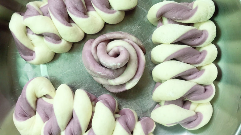 紫薯双色馒头,发酵至2倍大时大火烧开蒸12分钟