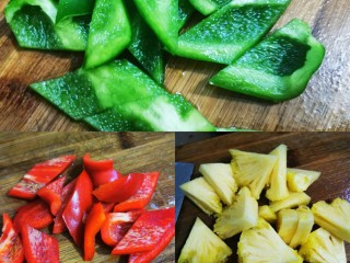 酸甜菠萝排骨,青、红甜椒，菠萝切成想要的形状备用