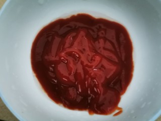 酸甜菠萝排骨,碗里倒入适量的番茄酱