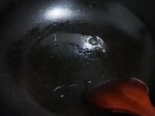 酸甜菠萝排骨,锅里继续放入油