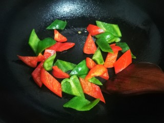 酸甜菠萝排骨,锅里放油，把青红椒炒一下盛出备用
