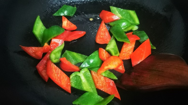 酸甜菠萝排骨,锅里放油，把青红椒炒一下盛出备用