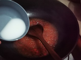 酸甜菠萝排骨,慢慢的倒入生粉水至稠