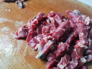 韭菜猪肉馅水饺,然后剁肉馅，先把肉切成竖条。