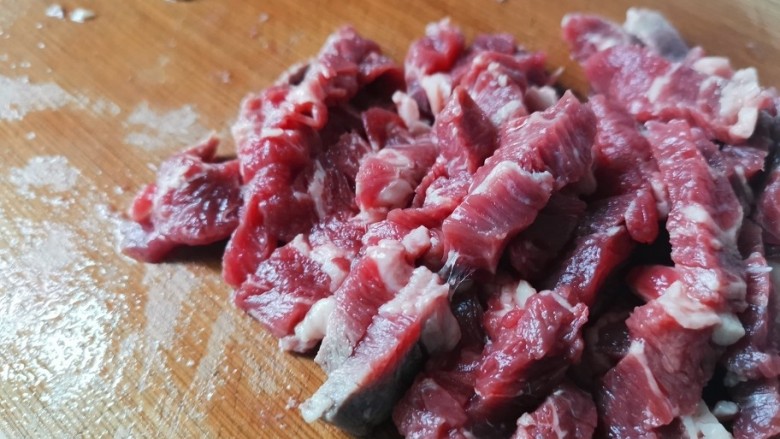 韭菜猪肉馅水饺,然后剁肉馅，先把肉切成竖条。