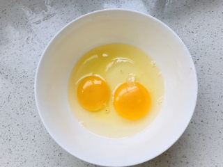 菠菜木耳炒鸡蛋,两个鸡蛋打入碗中；