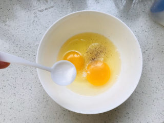菠菜木耳炒鸡蛋,加少许盐；