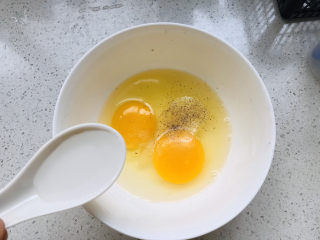 菠菜木耳炒鸡蛋,加两勺清水，快速打散搅匀备用；