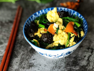菠菜木耳炒鸡蛋,色彩明艳，营养丰富的春季小炒菜，跟家人一起享用吧！