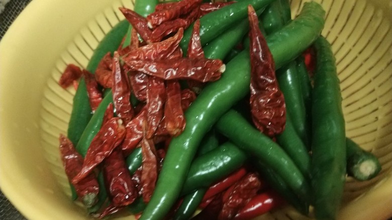 自制四川泡菜,首先把干辣椒，青椒洗干净控水。