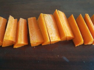 自制四川泡菜,胡萝卜洗干净切成条。