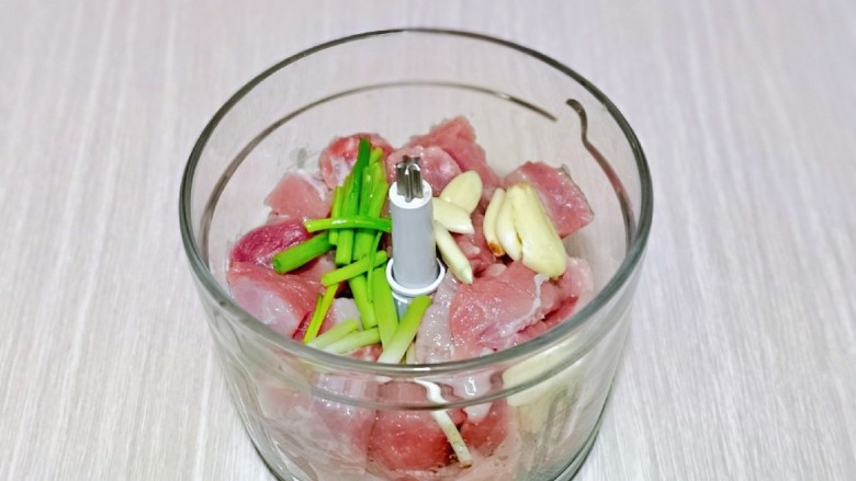 芥菜饺子,将肉块放入绞肉机中，再加入葱姜蒜。