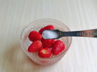 银耳水果羹,草莓去蒂，冷水冲洗，再加入盐泡10分钟。