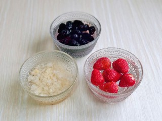 银耳水果羹,泡好的水果再用冷水冲洗，淋干水分。