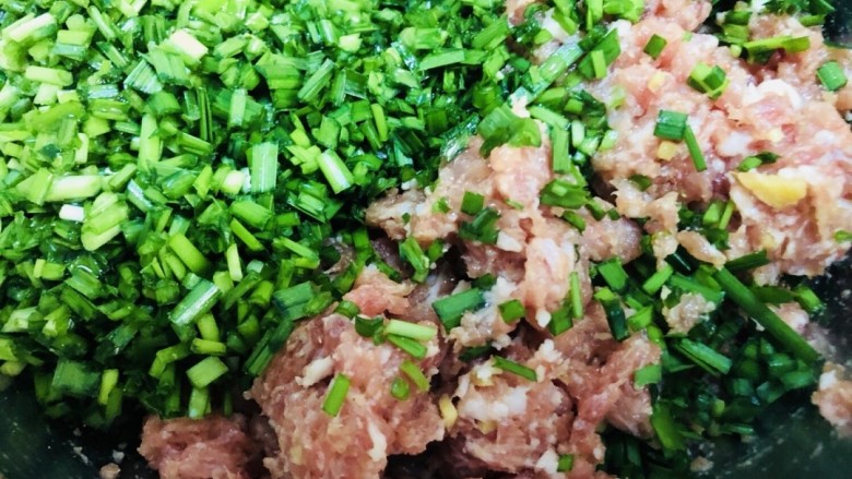 韭菜猪肉馅水饺,搅拌好肉馅，加入切好的韭菜。