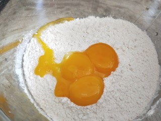 红豆沙拉丝面包,面粉280克，加入四个蛋黄，留一个蛋黄备用。