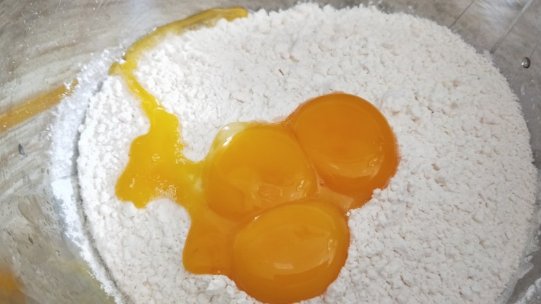 红豆沙拉丝面包,面粉280克，加入四个蛋黄，留一个蛋黄备用。