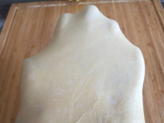 红豆沙拉丝面包,十分钟就可以出手套膜了。在揉光滑。
