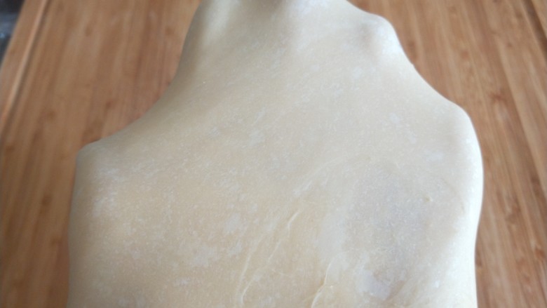 红豆沙拉丝面包,十分钟就可以出手套膜了。在揉光滑。