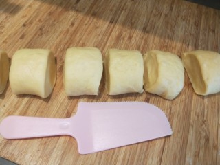红豆沙拉丝面包,在揉成原先大小切成剂子。