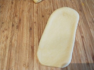 红豆沙拉丝面包,在擀成长形。