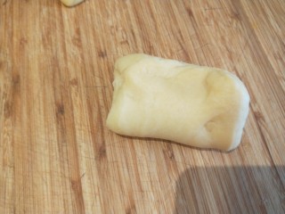 红豆沙拉丝面包,在折叠。