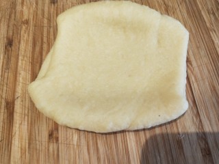 红豆沙拉丝面包,在折叠，在擀成方块。