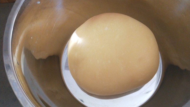 红豆沙拉丝面包,放入盆中封膜发酵。