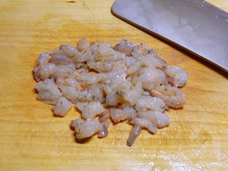 韭菜猪肉馅水饺,虾去壳 取出虾肉 挑出虾线  切小段