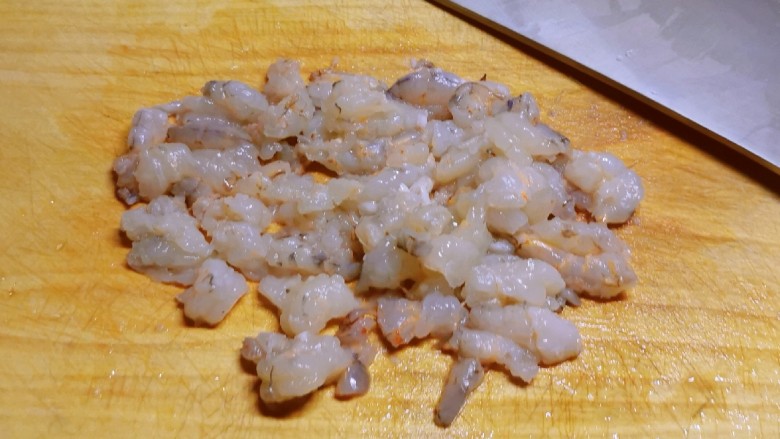 韭菜猪肉馅水饺,虾去壳 取出虾肉 挑出虾线  切小段