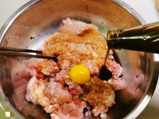 韭菜猪肉馅水饺,放入一个生鸡蛋 生抽 蚝油 甜面酱 十三香粉 